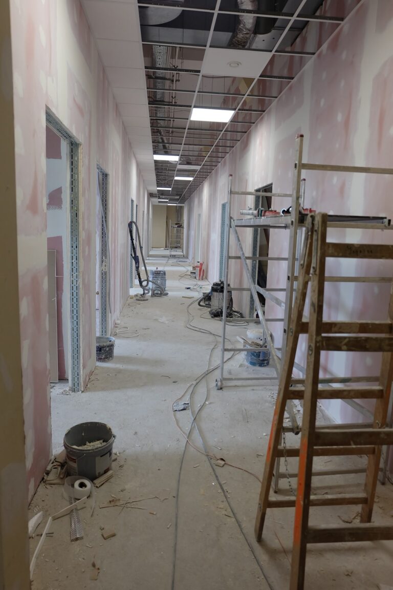 Na zdjęciu widać remont korytarza nie ma on wykonanego sufitu na korytarzu są drabiny i sprzęty do remontu ściany są w gładzi