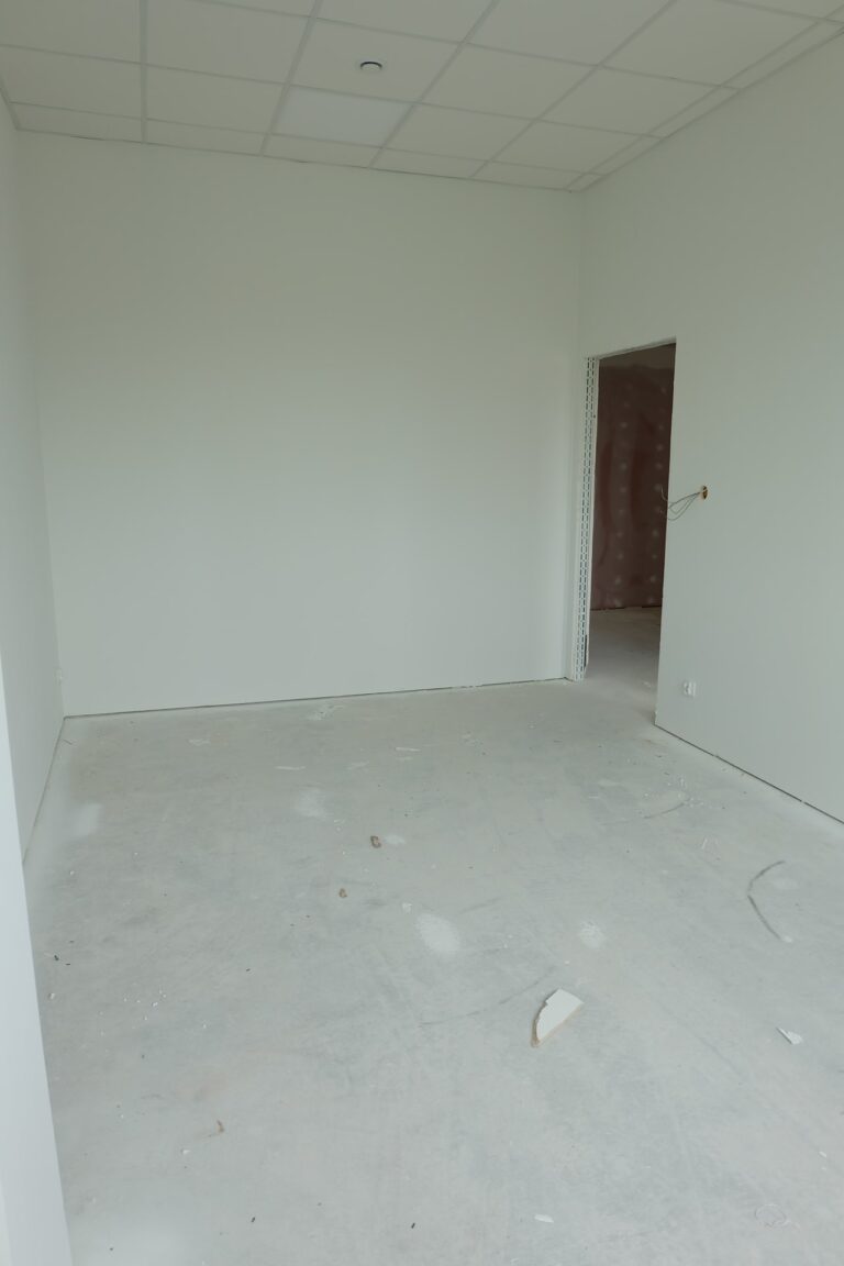 Na zdjęciu widać pokój w remocnie. Ma on białe ściany.