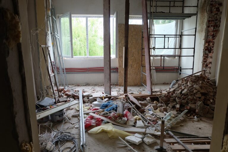 Na zdjęciu widać fragment pokoju remontowanego. są w nim rusztowania i liczne sprzęty jest tez bałagan prawdopodobnie z rozburzonej ściany