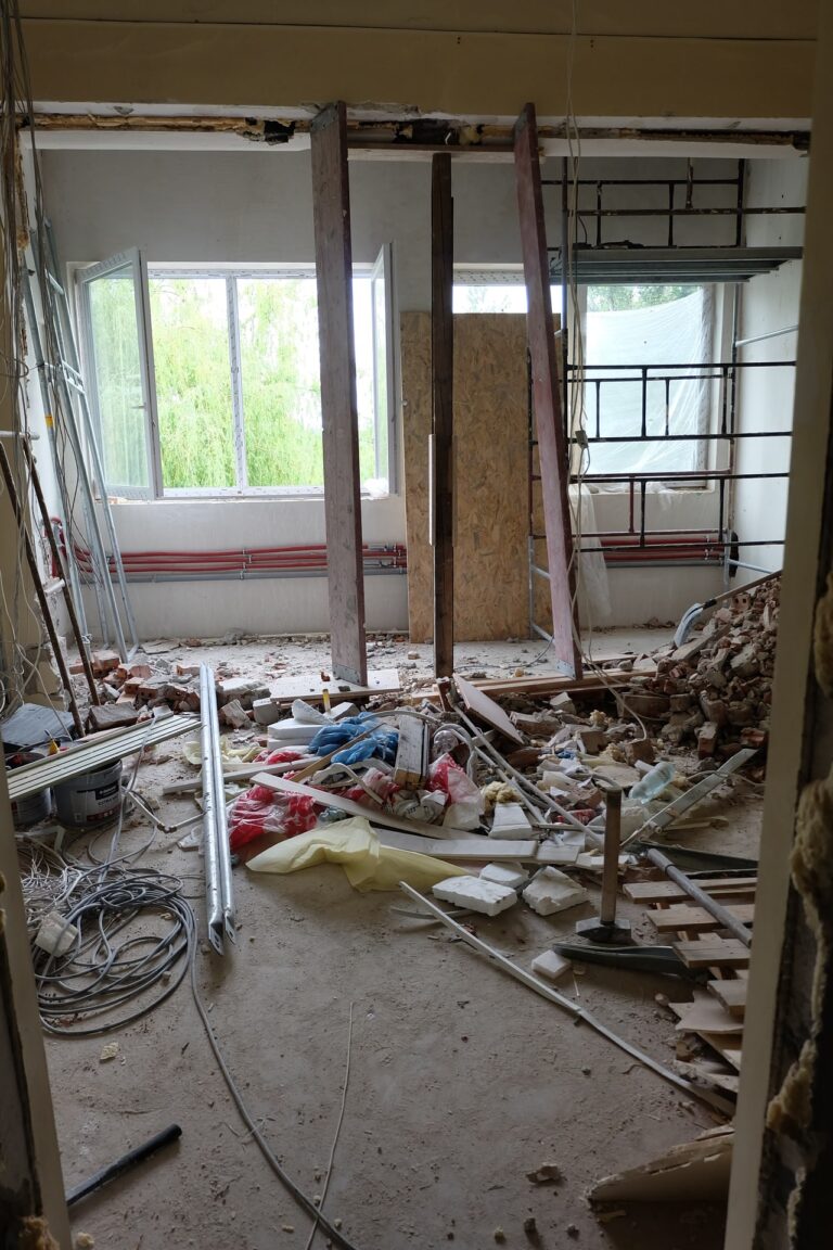Na zdjęciu widac fragment pokoju remontowanego. sa w nim rusztowania i liczne sprzęty jest tez bałagan prawdopodobnie z rozburzonej ściany