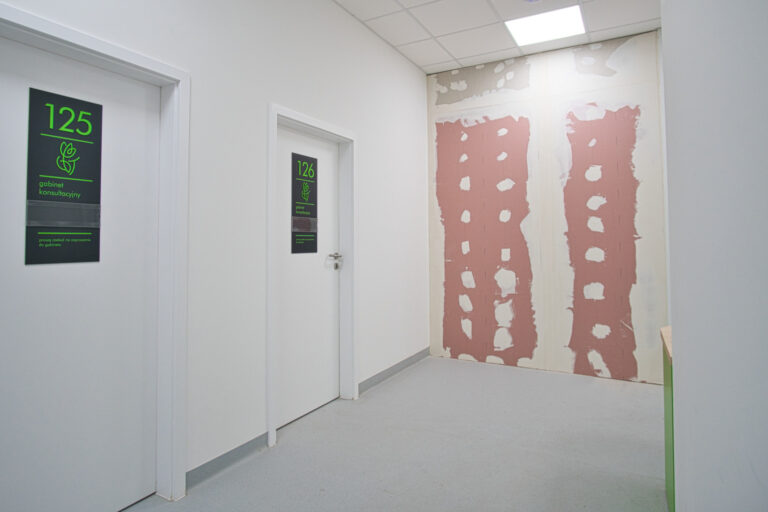 Na zdjęciu widać fragment korytarzu gdzie są dwoje drzwi do gabinetów 125 i 126 jedna ściana jest w czasie remontu i nie jest pomalowana